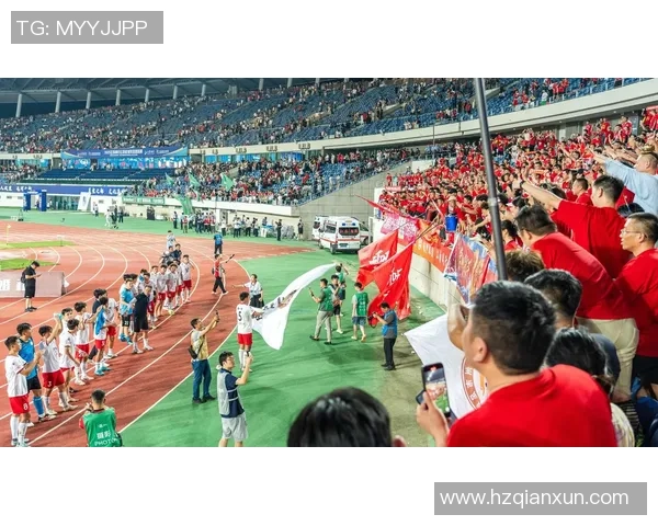 足球明星亲临赛场观战精彩瞬间与球迷互动热情四溢的现场气氛 足球明星亲临赛场观战精彩瞬间与球迷互动热情四溢的现场气氛